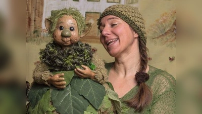 Lisa Schamberger verzückt mit ihren Geschichten vom kleinen grünen Kobold. (Foto: Stadt Freising/Veranst.)
