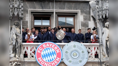 Großen Jubel gab es bei den Fans, als die Herrenmannschaft des FC Bayern die Meisterschale auf dem Rathausbalkon präsentierte.  (Foto: R. Bösl)