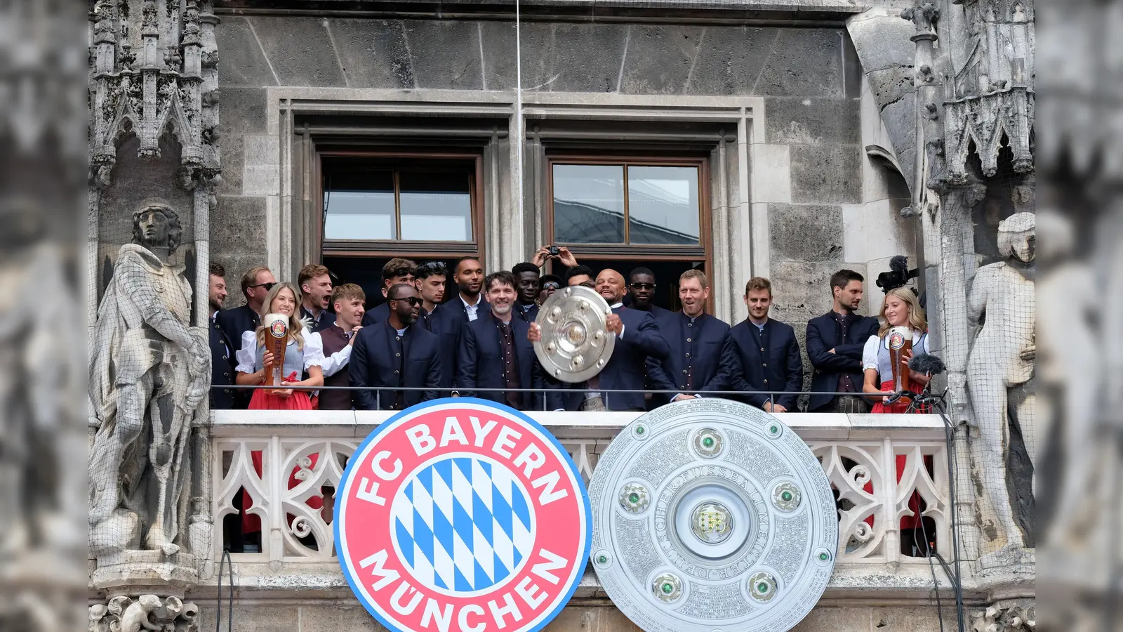 Großen Jubel gab es bei den Fans, als die Herrenmannschaft des FC Bayern die Meisterschale auf dem Rathausbalkon präsentierte.  (Foto: R. Bösl)