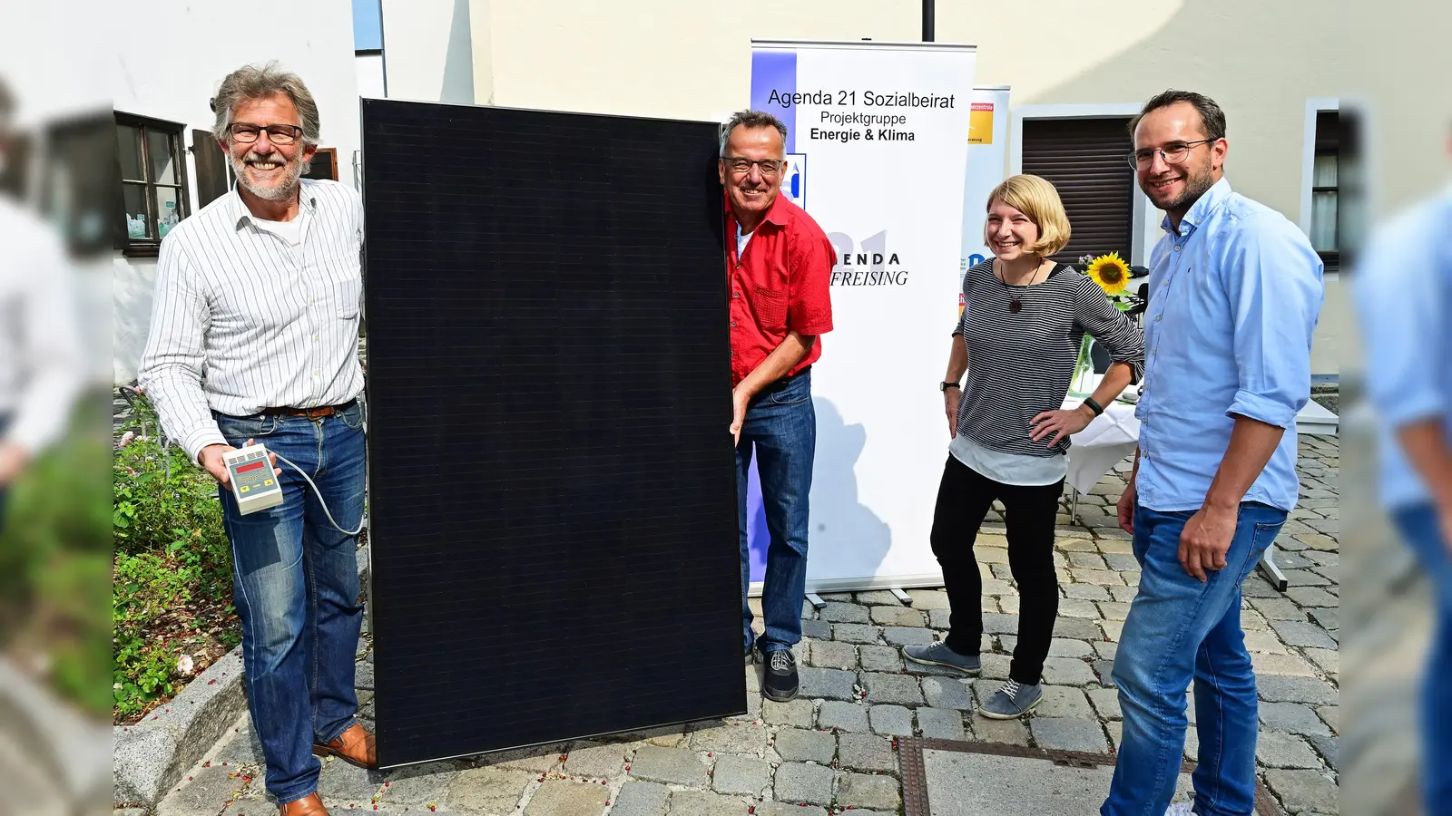 Stellten im Herbst 2020 das Beratungsangebot vor (v.l.): Sepp Beck und Rainer Teschner von der Agenda-21 Gruppe „Energie und Klimaschutz“, Marie Hüneke vom Klimaschutzmanagement der Stadt Freising sowie Tobias Grießl von den Freisinger Stadtwerken.  (Foto: Stadt Freising)