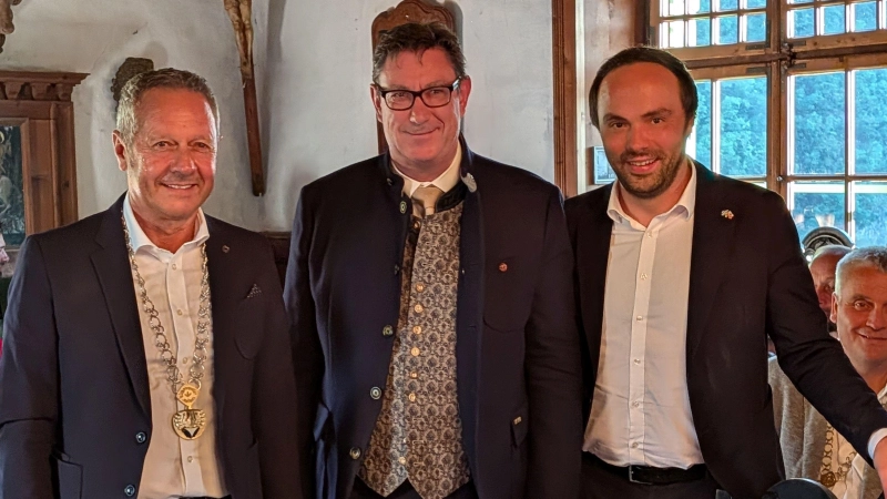 Albin Kofler, Präsident der Bezirksgemeinschaft Salten-Schlern, Landrat Martin Bayerstorfer und Landesrat Phillip Achhammer nach der Unterzeichnung der Partnerschaftsurkunde. (Foto: Landratsamt Erding)