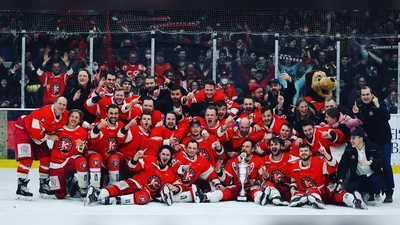 Die Mannschaft des EHC Klostersee kurz nach dem 4:1 im finalen Bayernliga-Finale gegen den TEV Miesbach mit dem verdienten Meisterpokal. (Foto: smg/EHC)