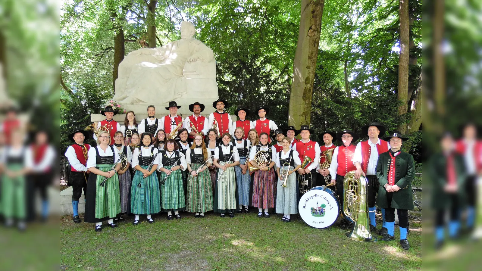 Am Wagner-Denkmal in München spielte die Musikkapelle Gelting zum Gedenken an den 209. Geburtstag von Richrad Wagner auf. (Foto: Georg Rittler)