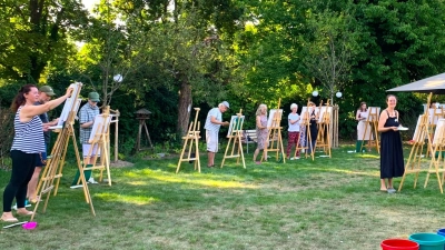 Umgeben von den Bäumen des Künstlergartens entstanden individuelle „Wondertrees“. (Foto: Künstlerhaus)