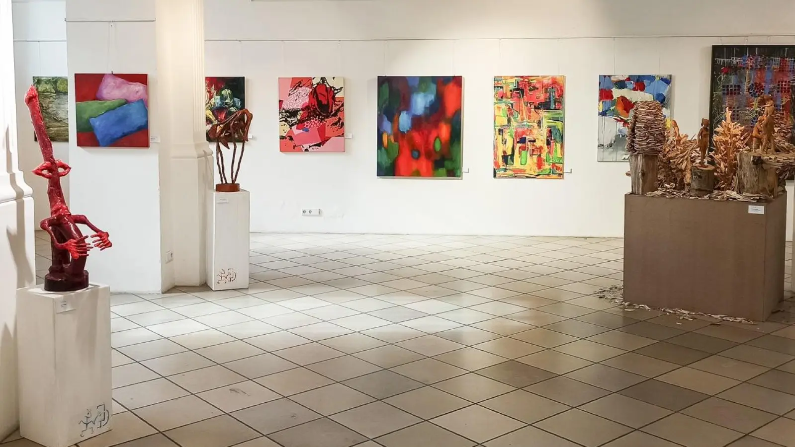 "Kraftvolles Durcheinander" ist das Motto der Ausstellung. (Foto: B. Weber)