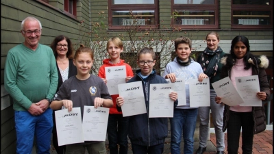 Schulleiterin Regine Hofmann, Sabine Reither und Fachbetreuer Johann Stitzl freuen sich mit den Teilnehmern. (Foto: AFG)