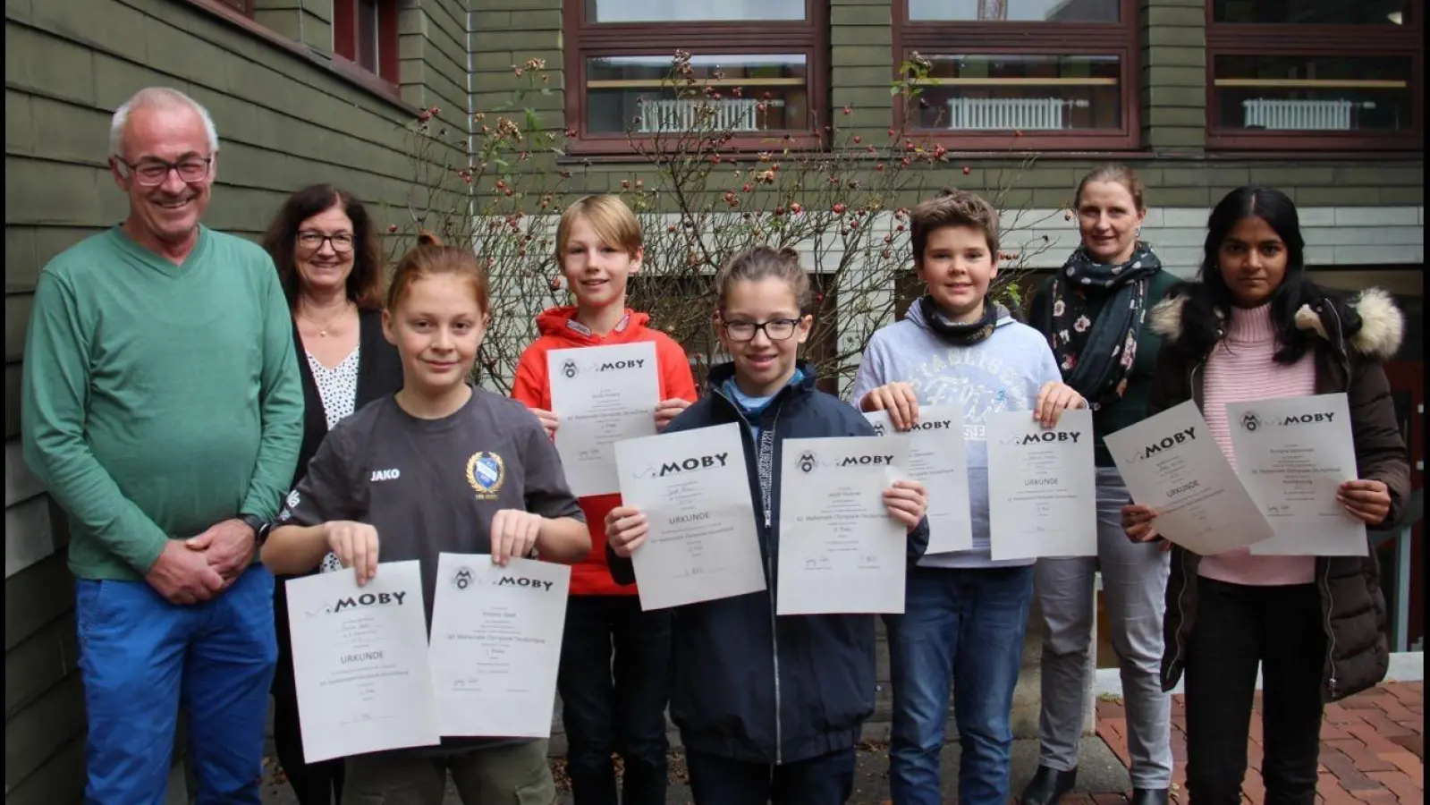 Schulleiterin Regine Hofmann, Sabine Reither und Fachbetreuer Johann Stitzl freuen sich mit den Teilnehmern. (Foto: AFG)