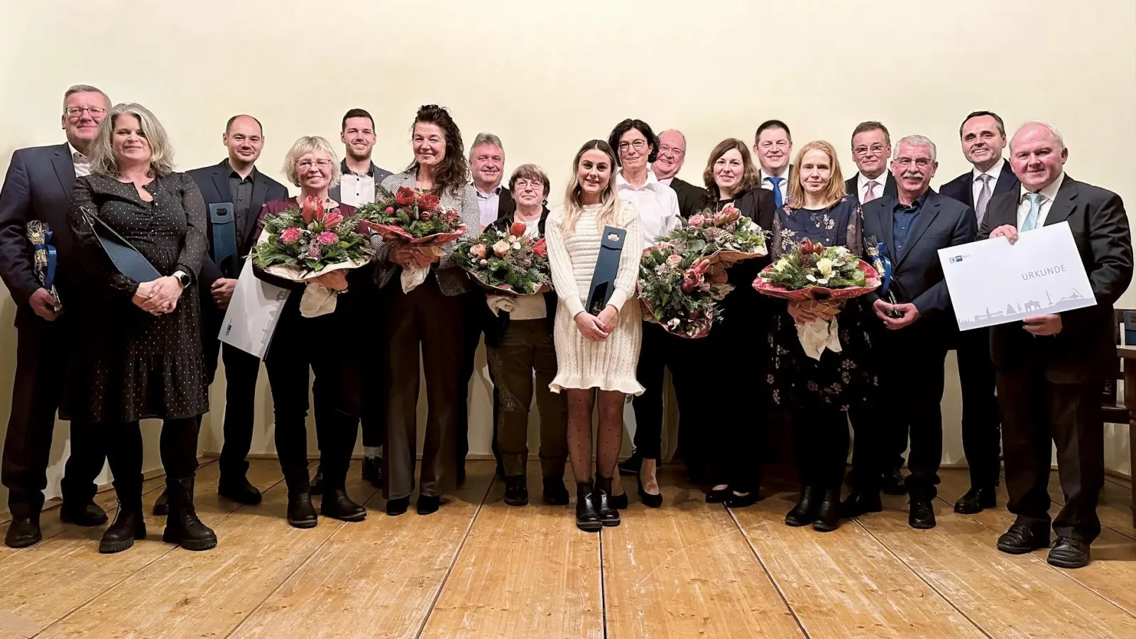 Die Vorstandschaft der VR-Bank Erding bedankte sich für langjährige Zusammenarbeit. (Foto: VR Bank)