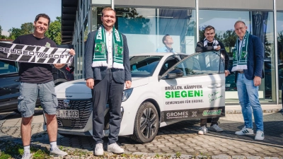 Freuen sich auf die Partnerschaft (von links): Jan Langer (Sponsoring Erding Gladiators), Samuel Gromes, Kevin Dierks (Geschäftsführer Erding Gladiators) und Stefan Reis (Geschäftsführer Gromes Kraftfahrzeughandel GmbH). (Foto: Erding Gladiators)