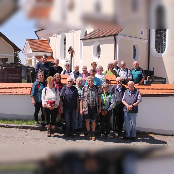 Die rund 25 Teilnehmerinnen und Teilnehmer erfuhren allerhand Bemerkenswertes über die Orte entlang der Route. (Foto: Herbert Moser )