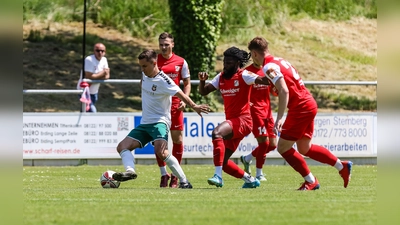 Der VfB Forstinning (rot) kämpft im Nachsitzen um den Klassenerhalt in der Landesliga Südost. Gegner ist der FC Dingolfing. (Foto: Christian Riedel)