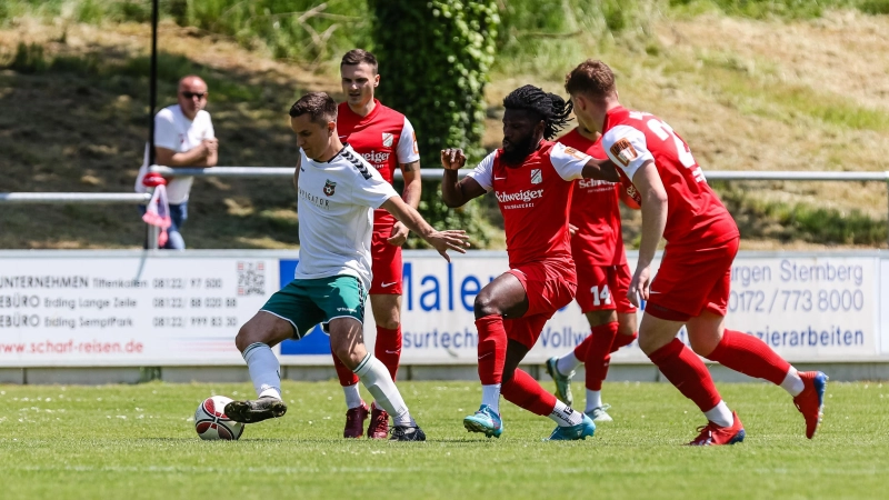 Der VfB Forstinning (rot) kämpft im Nachsitzen um den Klassenerhalt in der Landesliga Südost. Gegner ist der FC Dingolfing. (Foto: Christian Riedel)