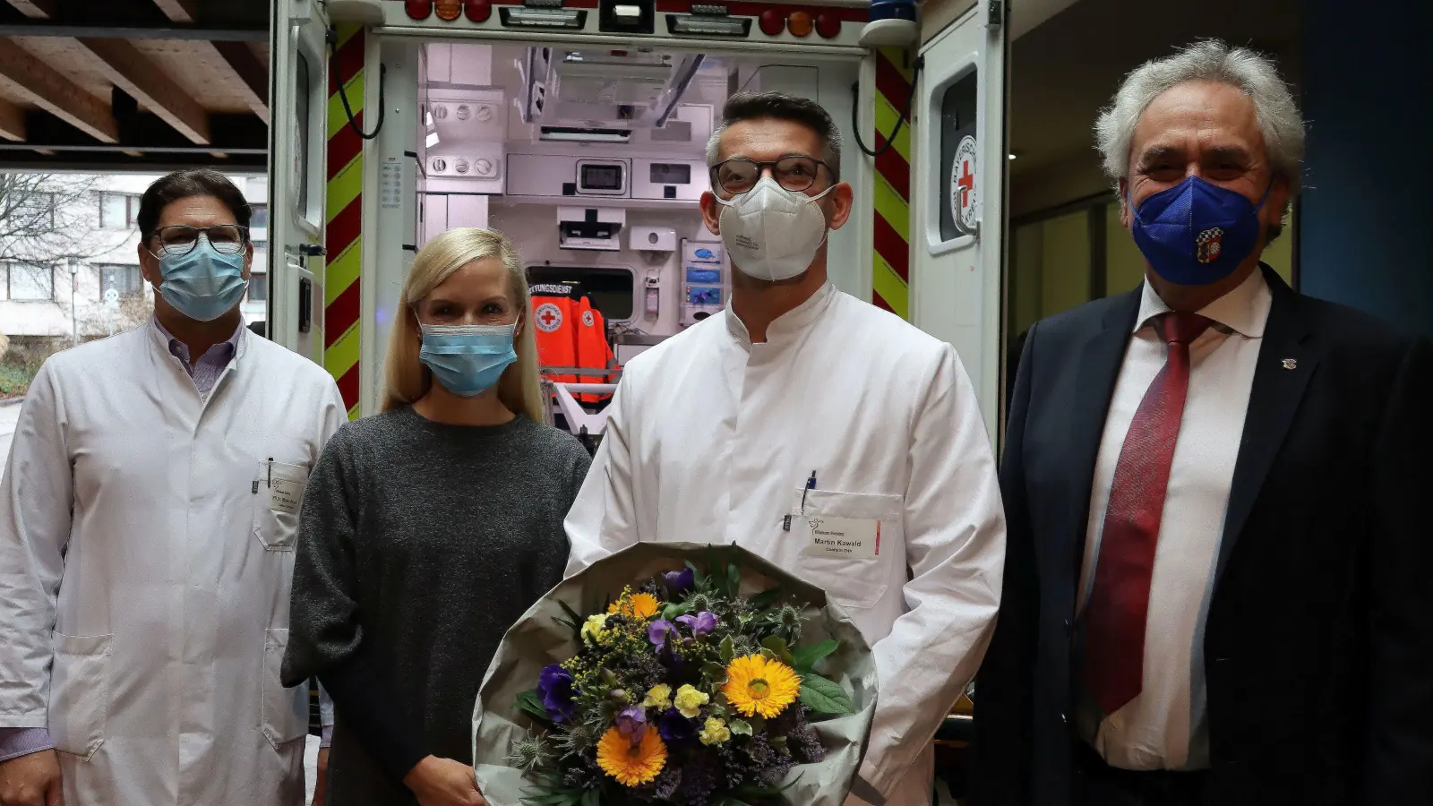 Dr. Markus Neumaier, Ärztlicher Direktor, Doreen Schubert, Leitung Personal und Organisation, Martin Kawald, Chefarzt Zentrale Notaufnahme und Landrat Helmut Petz bei der Einführung des neuen Leiters der ZNA. (Foto: Klinikum Freising)