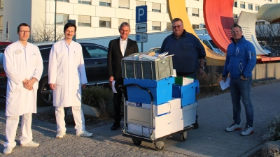 PD Dr. Edrich (Chefarzt Anästhesie, Koordinator der Spenden im Klinikum), PD Dr. Bott-Flügel (Ärztlicher Direktor, Mitglied bei Trisport e.V.), stv. Landrat Hofstetter, Harry Hoyler und Armin Landshammer (beide Helferschwein e.V.) (v.l.) mit einem Teil der Spenden. (Foto: LRA)