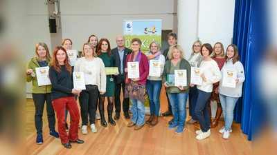 Landesvorsitzender des LBV, Dr. Norbert Schäffer (7. von links) verleiht die begehrte ÖkoKids-Auszeichnung. Unter den Preisträgern ist auch das Johanniter Kinderhaus in Dietersheim (3. von rechts), Svenja Gruse, Einrichtungsleitung Johanniter-Kinderhaus Dietersheim. (Foto: ÖkoKids)