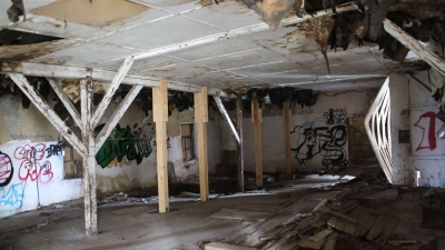 Die sogenannte Sabathiel-Baracke, das einzige noch bestehende Gefangenengebäude, weist elementare Schäden auf. (Foto: LRA Freising)