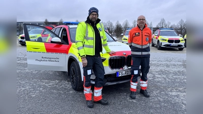 Den neuen Kommandowagen für den Einsatzleiter Rettungsdienst (ELRD) durften Wolfgang Bremberger (links) und Tobias Cako von den Maltesern Erding in Landshut entgegennehmen. (Foto: Marina Silberbauer/Malteser)