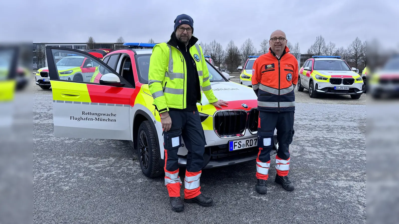 Den neuen Kommandowagen für den Einsatzleiter Rettungsdienst (ELRD) durften Wolfgang Bremberger (links) und Tobias Cako von den Maltesern Erding in Landshut entgegennehmen. (Foto: Marina Silberbauer/Malteser)