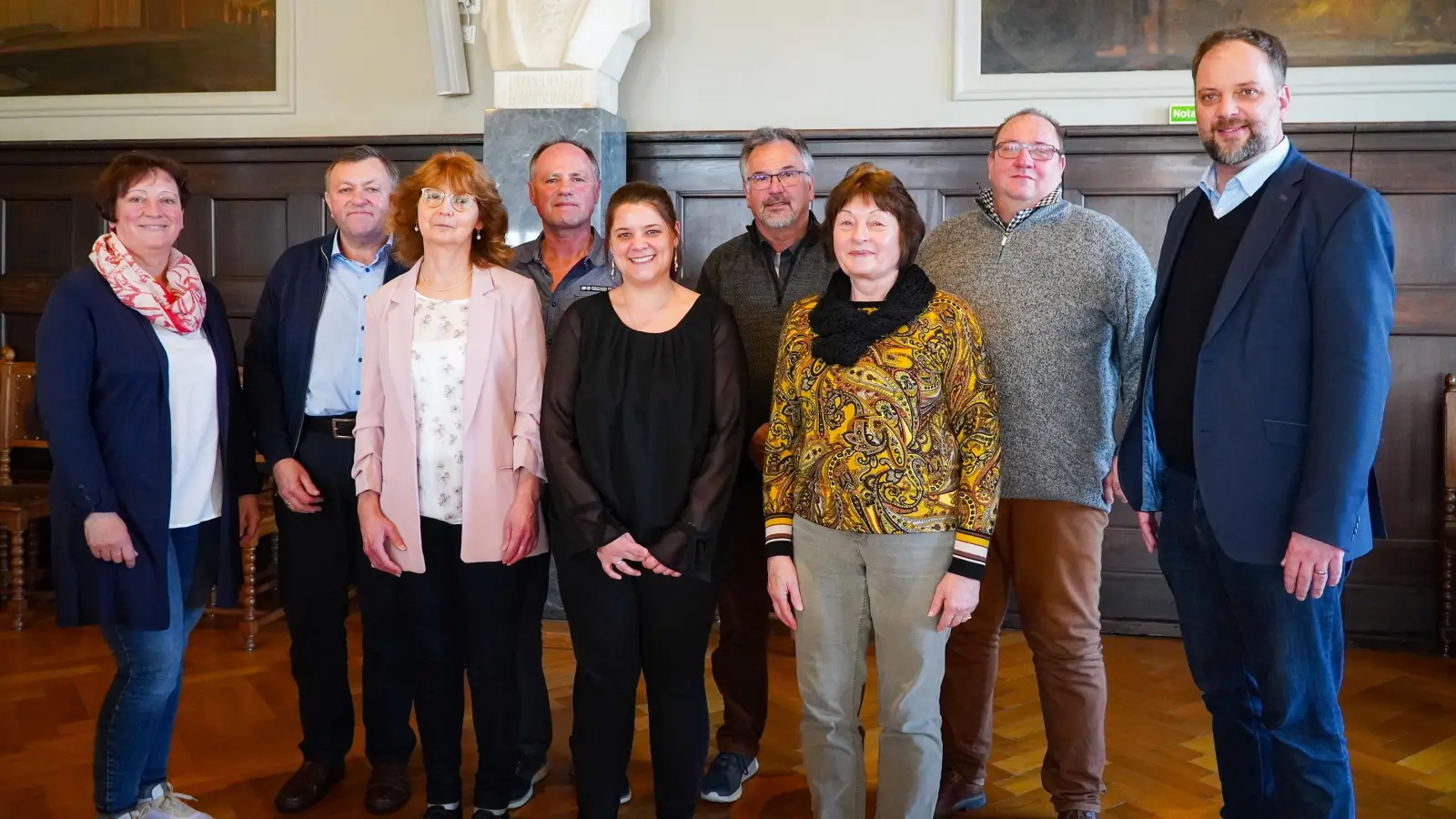 Alles Gute und besten Dank (v.l.): Personalratsvorsitzende Monika Zauner, Franz Wildmoser, Monika Riedmaier, Manfred Reiter, Petra Niedermeier, Georg Rößl, Anna-Elisabeth Strohmaier, Christian Scholz und Oberbürgermeister Tobias Eschenbacher. (Foto: Felix Matthey)