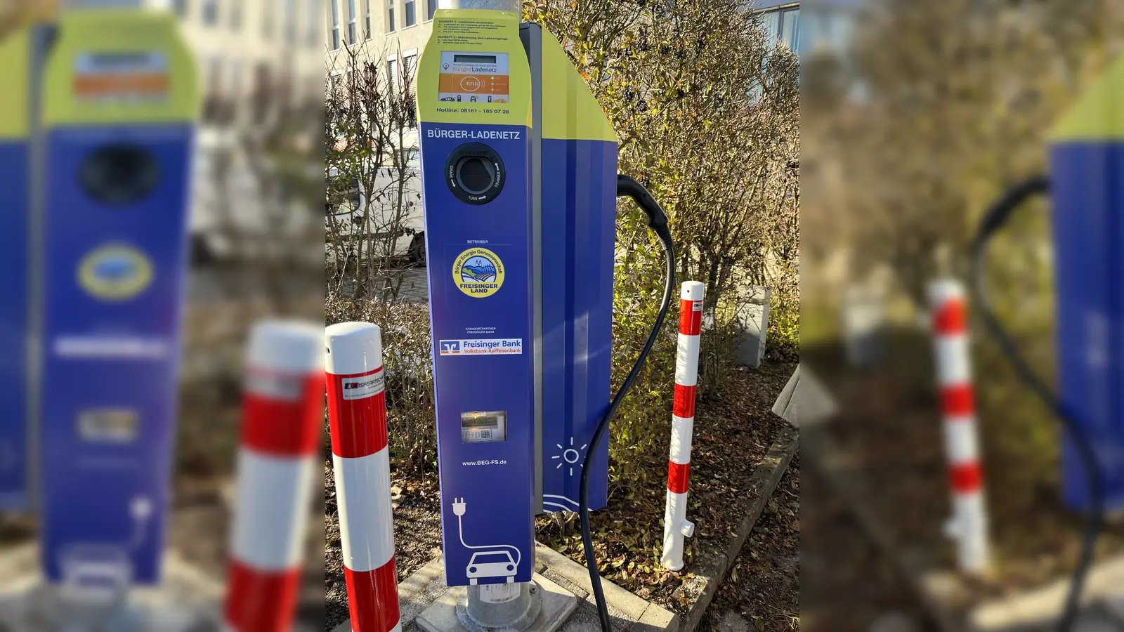 Eine neue E-Ladestation steht an der Freisinger Bank bereit. (Foto: Freisinger Bank eG)