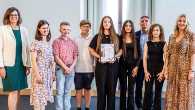 Beim Schülerlandeswettbewerb Erinnerungszeichen 2025/26 gewann die Klasse 8b der Realschule Gute Änger Freising den 1. Preis. Es gratulierten die Präsidentin des Bayerischen Landtags, Ilse Aigner (l.) und Kultusministerin Anna Stolz (r.).  (Foto: Foto: Matthias Balk/Stmuk)