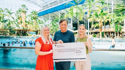 Eileen Rostaing (Leitung klassisches Marketing), Ary Witte-Kriegner (Geschäftsführer Barmherzige Brüder Behindertenhilfe gGmbH Oberbayern) und Carina Koch (Marketing Assistenz in der Therme Erding). v.l. (Foto: Therme Erding)