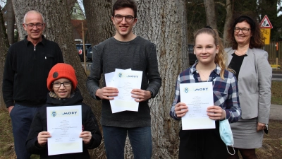 Schulleiterin Regine Hofmann und Fachbetreuer Johann Stitzl freuen sich mit den Schülern.  (Foto: Schule)