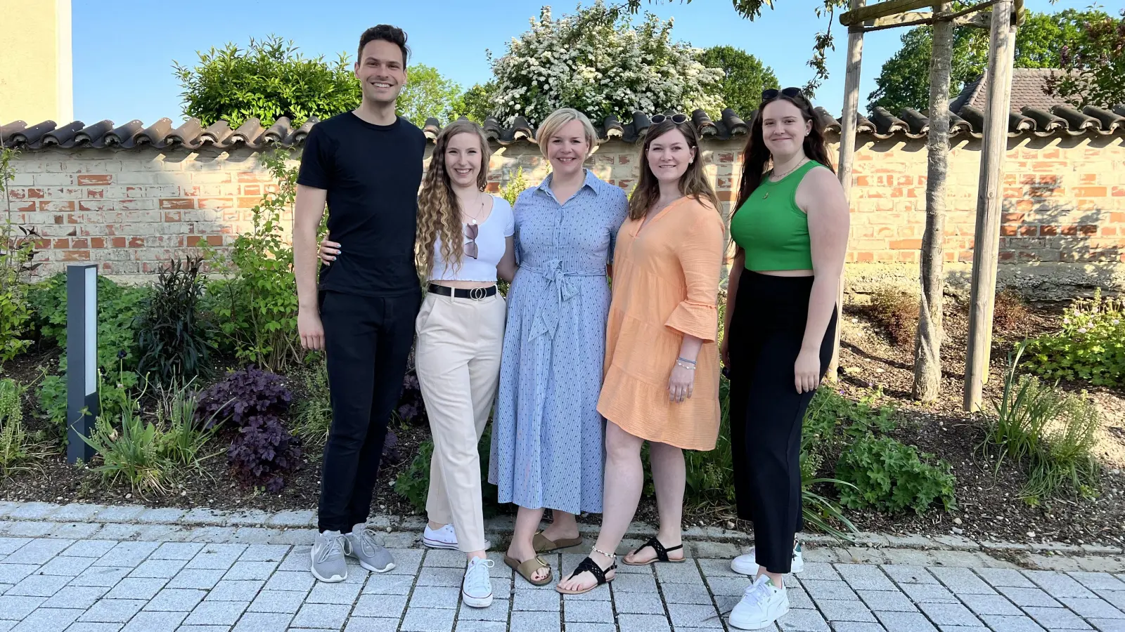 Die neuen Vorstände (v. li.) Andreas von Haaren (Kassier), Julia Burglechner (Schriftführerin), Frauke Bachmeier (1. Präsidentin), Franziska Jungmeier (Beisitzerin), Cornelia Feichtner (Beisitzerin). Nicht im Bild: Stefan Feichtner (2. Präsident), Sarah Linseder (Beisitzerin) (Foto: red)