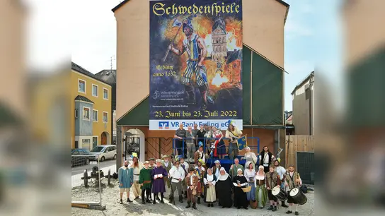 Ein Großflächenplakat am Gebäude der VR-Bank kündet nun von den baldigen Schwedenspielen. (Foto: VSG)