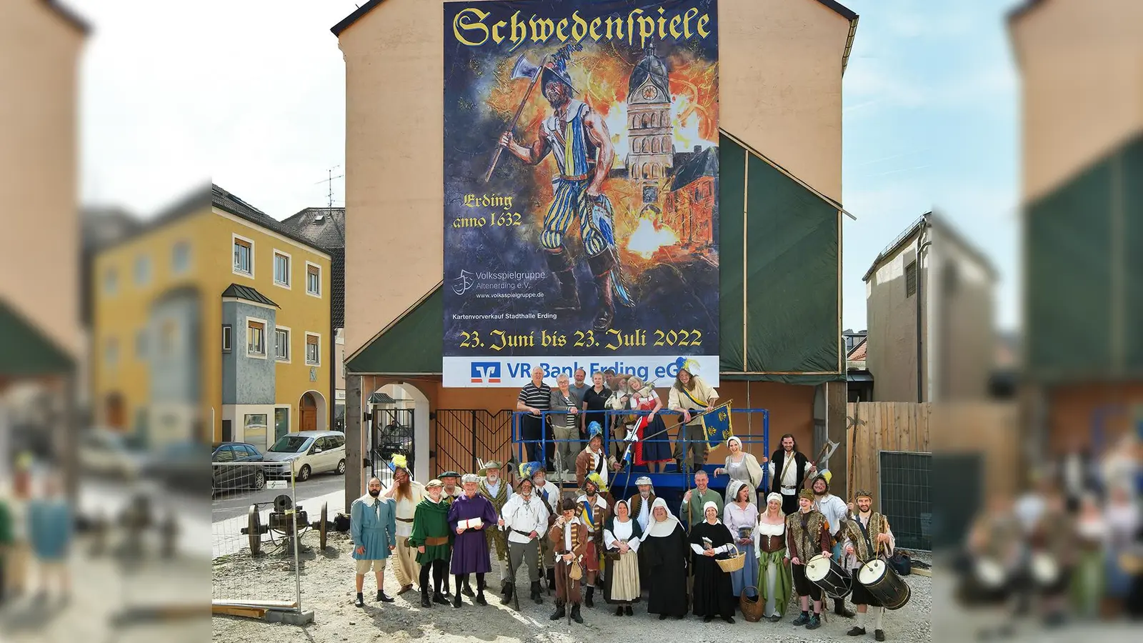 Ein Großflächenplakat am Gebäude der VR-Bank kündet nun von den baldigen Schwedenspielen. (Foto: VSG)