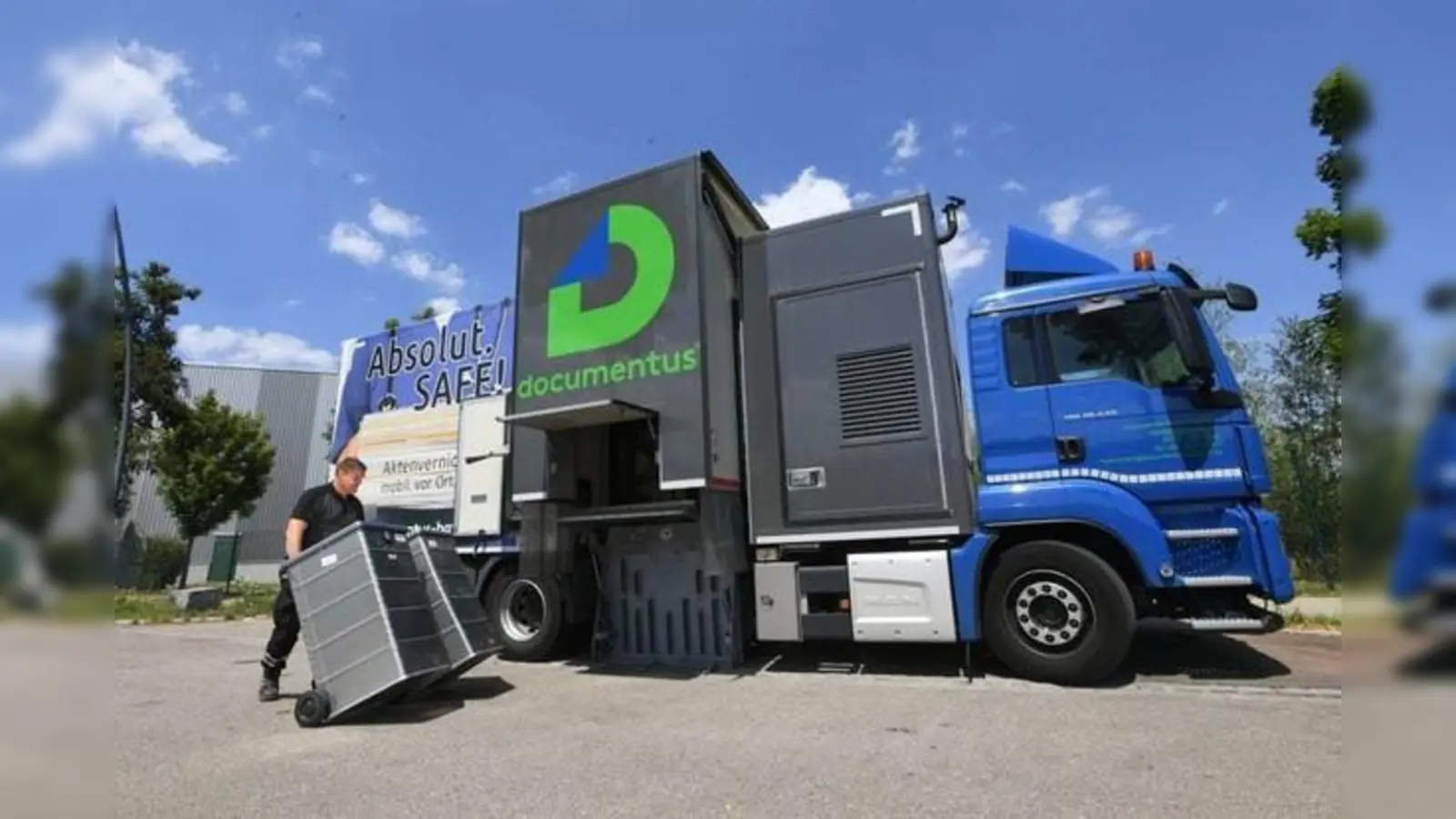 Beim Schreddermobil kann man Akten vernichten lassen. (Foto: Documentus Bayern GmbH)