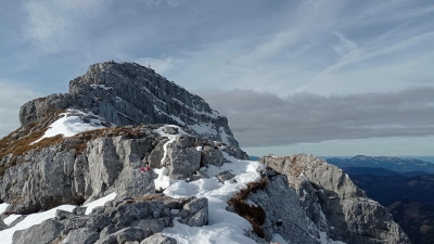 Am felsigen Gipfelgrat des Guffert ist die vielzitierte Trittsicherheit gefragt.  (Foto: Stefan Dohl)