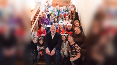 Vorweihnachtlicher Gruß im Freisinger Rathaus: Die Kindergartenkinder aus dem städtischen Kindergarten St. Klara mit ihren Erzieherinnen. (Foto: Stadt Freising)
