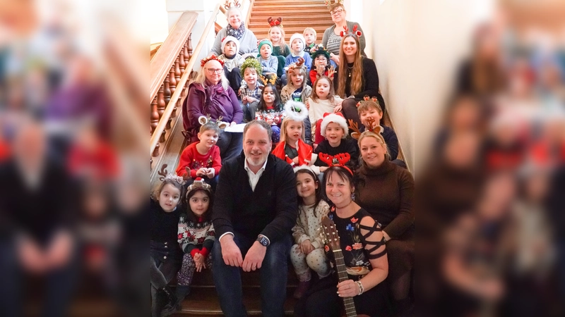 Vorweihnachtlicher Gruß im Freisinger Rathaus: Die Kindergartenkinder aus dem städtischen Kindergarten St. Klara mit ihren Erzieherinnen. (Foto: Stadt Freising)