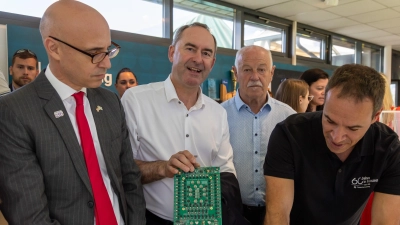 Bayerns Wirtschaftsminister Hubert Aiwanger besuchte das 60-jährige Jubiläum von Texas Instruments in Freising mit US-Generalkonsul James Miller (links) und Benno Zierer (Mitglied des Landtags, 2. von rechts). (Foto: Texas Instruments)