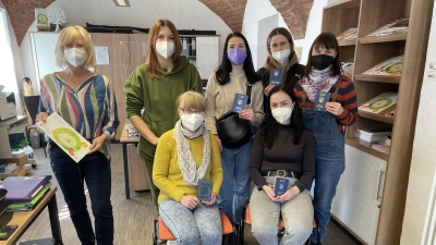 Christine Gehri-Kramer von der vhs-Geschäftsstelle Markt Schwaben zusammen mit Geflüchteten aus der Ukraine. (Foto: VHS)