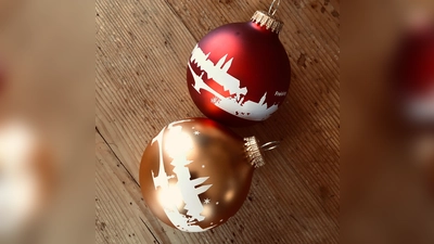 Charmantes Duo: Die Freisinger Christbaumkugeln sind in Rot und Gold erhältlich.<br> (Foto: Stadt Freising )