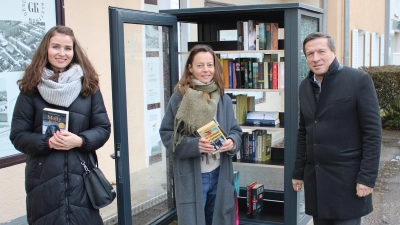 Einen weiteren Bücherschrank gibt es nun in Klettham - zur offiziellen Inbetriebnahme kam OB Max Gotz vorbei.<br> (Foto: Stadt Erding)