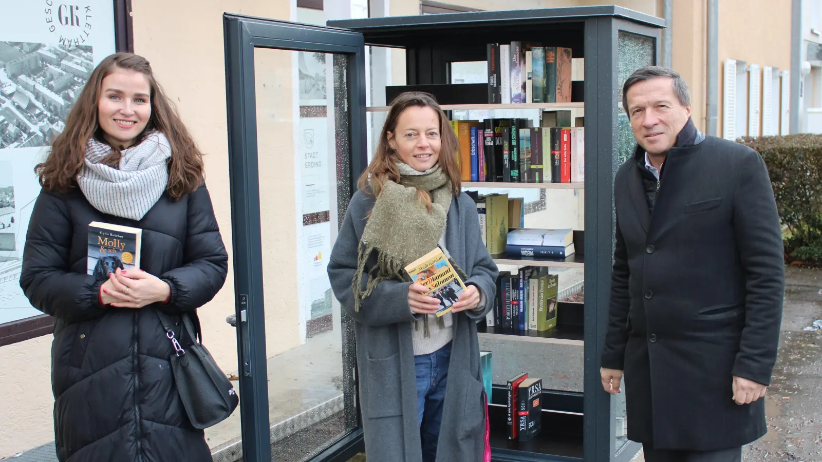 Einen weiteren Bücherschrank gibt es nun in Klettham - zur offiziellen Inbetriebnahme kam OB Max Gotz vorbei.<br> (Foto: Stadt Erding)