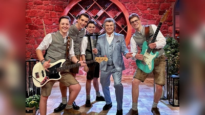Die jungen Musiker aus dem Landkreis Erding sind erneut bei „Schlager-Spaß” zu sehen (von links): Ferdinand Bauer, Martin Kneißl, Stefan Bauer, Gastgeber Andy Borg und Lukas Forster. (Foto: privat)