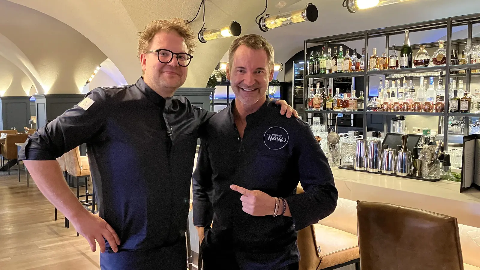 Benedikt Schuhbauer (li.) mit Fernsehkoch Christian Henze im Schuhbauers am Dom bei der Aufzeichnung der TV-Sendung. (Foto: Kabel Eins)