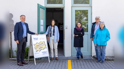Bürgermeister Heilmeier und (von der Kleiderkammer) Beate Frommhold-Buhl, Andrea Rusp, Georg und Ingrid Fuß (v. li.) freuen sich, dass es wieder losgeht. (Foto: Gemeinde Neufahrn)