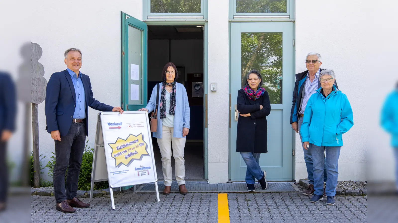 Bürgermeister Heilmeier und (von der Kleiderkammer) Beate Frommhold-Buhl, Andrea Rusp, Georg und Ingrid Fuß (v. li.) freuen sich, dass es wieder losgeht. (Foto: Gemeinde Neufahrn)