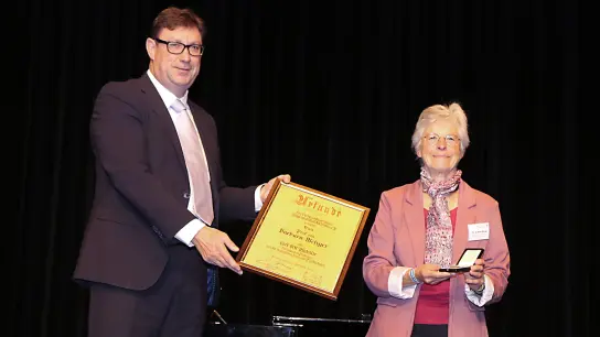 Prof. em. Barbara Metzger setzte wegweisende Impulse bei der Entwicklung der Elementaren Musikpädagogik. Dafür wurde sie mit der Carl-Orff-Medaille ausgezeichnet. (Foto: LRA)