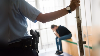 Bundespolizisten am Münchner Airport nehmen immer wieder gesuchte Reisende fest und führen diese der Strafverfolgung zu. (Foto: Bundespolizei)