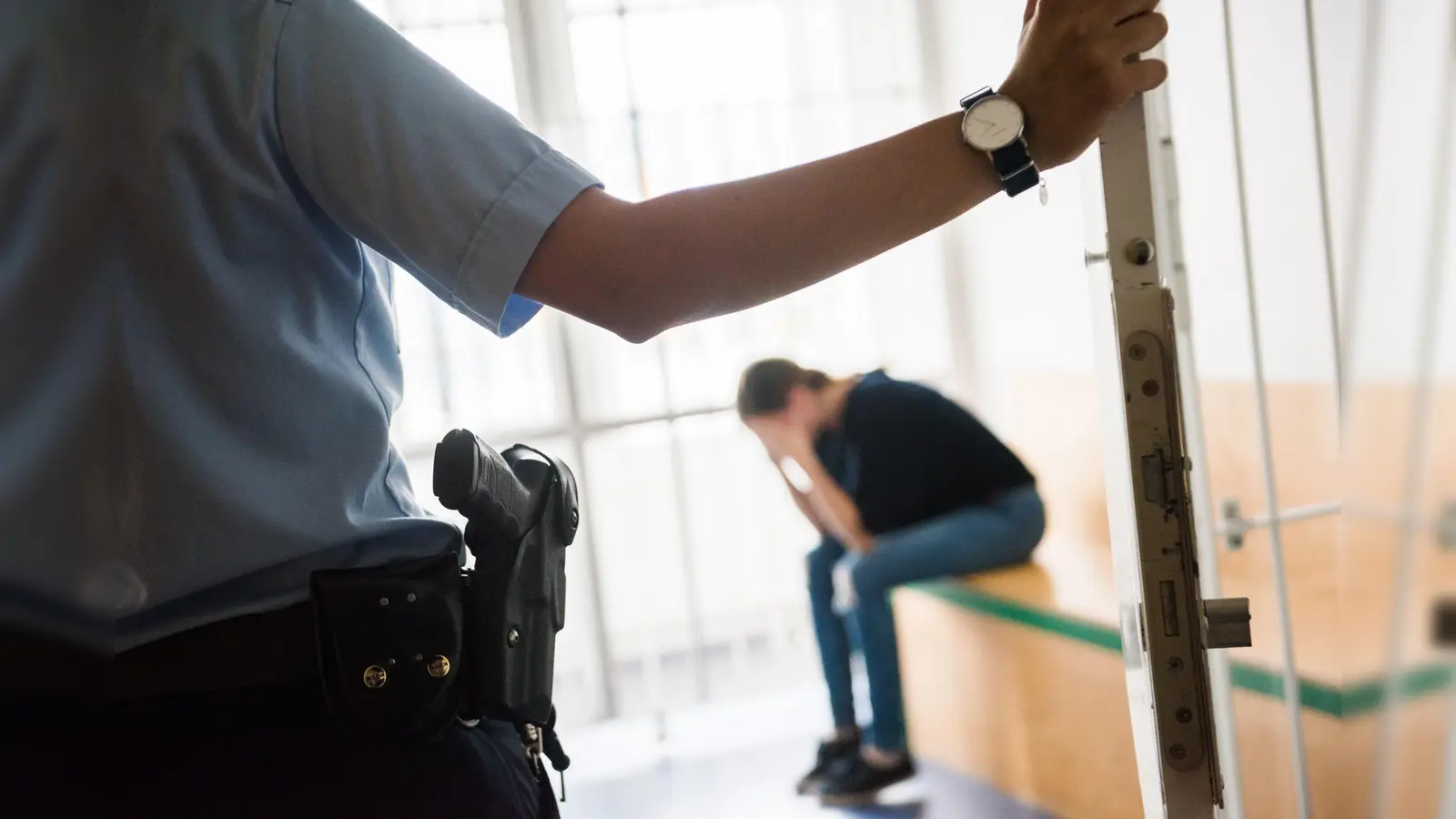 Bundespolizisten am Münchner Airport nehmen immer wieder gesuchte Reisende fest und führen diese der Strafverfolgung zu. (Foto: Bundespolizei)