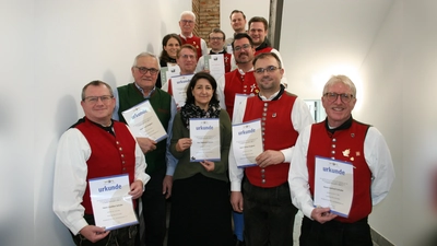 Mit der Ehrennadel in „Silber 35“ wurde ausgezeichnet v.li n re: 1.Reihe – Günther Schuler, Franz Burghart, Stephanie Strasser, Tobias Burghart, Gerhard Schuler. 2. Reihe – Andras Schuler und Mathias Frick. 3. Reihe: Franziska Winterstein, Georg Eberhart, Felix Mößbauer und Josef Bauer-Eberhart jun.. 4.Reihe: Ehrennadel in Bronze für 15 Jahre aktives Musizieren vom MON erhielt Johannes Hierl. (Foto: Georg Rittler)