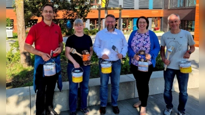Von links: Thomas Gobmaier (Vorsitzender Förderverein), Kerstin Rozeboom (Schatzmeisterin Förderverein), Andreas Lübeck (Beisitzer Förderverein und Elternbeirat), Izabela Speyerer (Prokuristin der Firmen Hans Blümhuber GmbH und Erich Spanrad GmbH) und Markus Pfanzelt (Beisitzer Förderverein und Schulleiter) bei der Farbspendenübergabe. (Foto: Förderverein GS Moosinning)