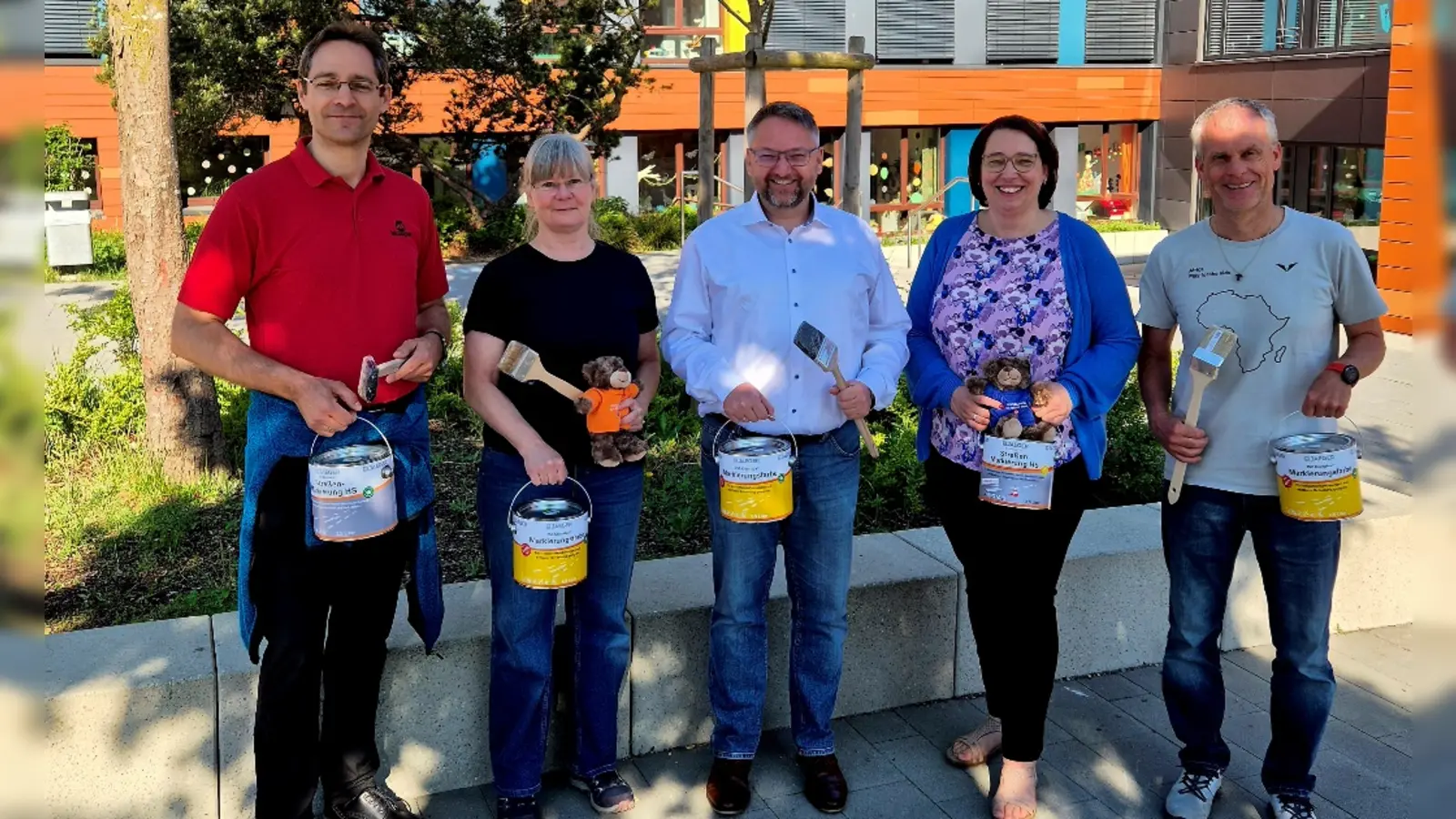 Von links: Thomas Gobmaier (Vorsitzender Förderverein), Kerstin Rozeboom (Schatzmeisterin Förderverein), Andreas Lübeck (Beisitzer Förderverein und Elternbeirat), Izabela Speyerer (Prokuristin der Firmen Hans Blümhuber GmbH und Erich Spanrad GmbH) und Markus Pfanzelt (Beisitzer Förderverein und Schulleiter) bei der Farbspendenübergabe. (Foto: Förderverein GS Moosinning)