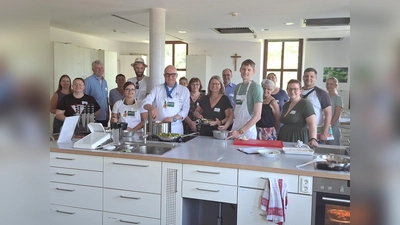 In der Mitte Bio-Spitzenkoch Christopher Hinze (re. daneben Silvia Hilger- Oecotrophologin ) mit den Teilnehmenden des Workshops. (Foto: © AELF Ebersberg-Erding)